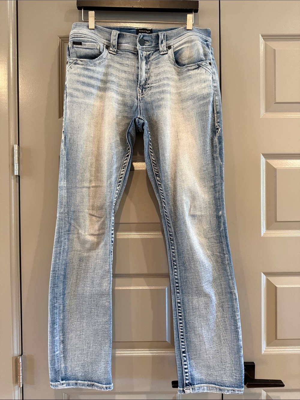 Buckle Black Light Blue Washed Straight Jeans
